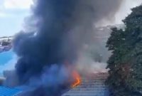 Kepulan asap hitam membumbung tinggi saat kebakaran melanda area belakang RSUD Syekh Yusuf, Kabupaten Gowa, Sulawesi Selatan, Jumat (29/5/2026). Insiden tersebut sempat memicu kepanikan pasien dan tenaga kesehatan sebelum api berhasil dikendalikan petugas pemadam kebakaran. Foto: Ist.