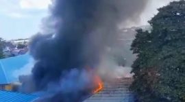 Kepulan asap hitam membumbung tinggi saat kebakaran melanda area belakang RSUD Syekh Yusuf, Kabupaten Gowa, Sulawesi Selatan, Jumat (29/5/2026). Insiden tersebut sempat memicu kepanikan pasien dan tenaga kesehatan sebelum api berhasil dikendalikan petugas pemadam kebakaran. Foto: Ist.