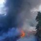 Kepulan asap hitam membumbung tinggi saat kebakaran melanda area belakang RSUD Syekh Yusuf, Kabupaten Gowa, Sulawesi Selatan, Jumat (29/5/2026). Insiden tersebut sempat memicu kepanikan pasien dan tenaga kesehatan sebelum api berhasil dikendalikan petugas pemadam kebakaran. Foto: Ist.