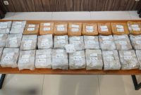 Barang bukti narkotika jenis sabu-sabu seberat total 32 kilogram yang berasal dari jaringan internasional Malaysia, berhasil digagalkan peredarannya dan diamankan Polda Metro Jaya. Paket-paket sabu ini ditemukan di dua lokasi berbeda, saat penangkapan tersangka VAR (32) di Cilincing, Jakarta Utara, dan penggeledahan di sebuah apartemen di Kabupaten Bekasi, Jawa Barat, Sabtu (9/5/2026). Foto: Ist.