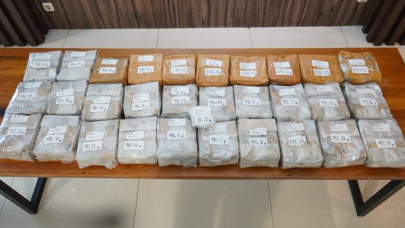 Barang bukti narkotika jenis sabu-sabu seberat total 32 kilogram yang berasal dari jaringan internasional Malaysia, berhasil digagalkan peredarannya dan diamankan Polda Metro Jaya. Paket-paket sabu ini ditemukan di dua lokasi berbeda, saat penangkapan tersangka VAR (32) di Cilincing, Jakarta Utara, dan penggeledahan di sebuah apartemen di Kabupaten Bekasi, Jawa Barat, Sabtu (9/5/2026). Foto: Ist.