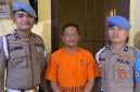 Oknum Polres Tapanuli Tengah berinisial Aipda JEB (tengah) tampak mengenakan baju tahanan usai ditangkap tim kepolisian, Selasa (5/5/2026). Foto: Ist.