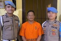 Oknum Polres Tapanuli Tengah berinisial Aipda JEB (tengah) tampak mengenakan baju tahanan usai ditangkap tim kepolisian, Selasa (5/5/2026). Foto: Ist.