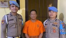 Oknum Polres Tapanuli Tengah berinisial Aipda JEB (tengah) tampak mengenakan baju tahanan usai ditangkap tim kepolisian, Selasa (5/5/2026). Foto: Ist.