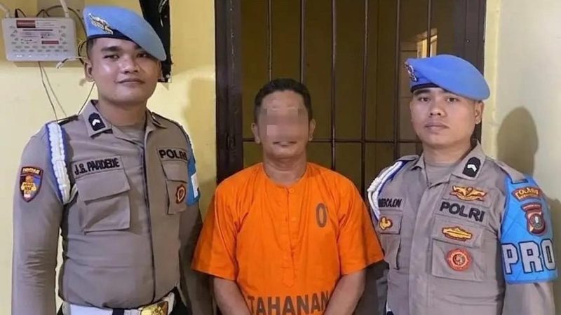 Oknum Polres Tapanuli Tengah berinisial Aipda JEB (tengah) tampak mengenakan baju tahanan usai ditangkap tim kepolisian, Selasa (5/5/2026). Foto: Ist.