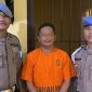 Oknum Polres Tapanuli Tengah berinisial Aipda JEB (tengah) tampak mengenakan baju tahanan usai ditangkap tim kepolisian, Selasa (5/5/2026). Foto: Ist.