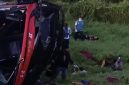 Kondisi Bus Halmahera yang terbalik dan rusak parah di luar jalur tol KM 63,2 Tol Jasa Marga Kualanamu (JMKT), Desa Sei Sejenggi, Kecamatan Perbaungan, Senin (11/5/2026). Di lokasi terlihat petugas dan warga sedang melakukan evakuasi korban kecelakaan yang mengakibatkan empat orang meninggal dunia. Foto: Ist.