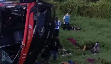 Kondisi Bus Halmahera yang terbalik dan rusak parah di luar jalur tol KM 63,2 Tol Jasa Marga Kualanamu (JMKT), Desa Sei Sejenggi, Kecamatan Perbaungan, Senin (11/5/2026). Di lokasi terlihat petugas dan warga sedang melakukan evakuasi korban kecelakaan yang mengakibatkan empat orang meninggal dunia. Foto: Ist.