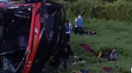 Kondisi Bus Halmahera yang terbalik dan rusak parah di luar jalur tol KM 63,2 Tol Jasa Marga Kualanamu (JMKT), Desa Sei Sejenggi, Kecamatan Perbaungan, Senin (11/5/2026). Di lokasi terlihat petugas dan warga sedang melakukan evakuasi korban kecelakaan yang mengakibatkan empat orang meninggal dunia. Foto: Ist.