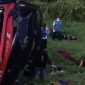 Kondisi Bus Halmahera yang terbalik dan rusak parah di luar jalur tol KM 63,2 Tol Jasa Marga Kualanamu (JMKT), Desa Sei Sejenggi, Kecamatan Perbaungan, Senin (11/5/2026). Di lokasi terlihat petugas dan warga sedang melakukan evakuasi korban kecelakaan yang mengakibatkan empat orang meninggal dunia. Foto: Ist.