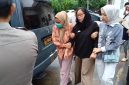 Suasana duka mendalam tergambar jelas saat istri Brigpol Arya Supena (berbaju hitam) tampak lemas dan tak kuasa menahan kesedihan, harus dipapah kerabat saat mengantar jenazah suaminya meninggalkan RS Bhayangkara Polda Lampung, Sabtu (9/5/2026). Foto: Ist.