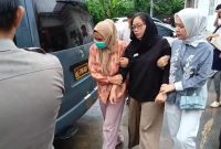 Suasana duka mendalam tergambar jelas saat istri Brigpol Arya Supena (berbaju hitam) tampak lemas dan tak kuasa menahan kesedihan, harus dipapah kerabat saat mengantar jenazah suaminya meninggalkan RS Bhayangkara Polda Lampung, Sabtu (9/5/2026). Foto: Ist.