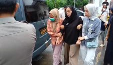 Suasana duka mendalam tergambar jelas saat istri Brigpol Arya Supena (berbaju hitam) tampak lemas dan tak kuasa menahan kesedihan, harus dipapah kerabat saat mengantar jenazah suaminya meninggalkan RS Bhayangkara Polda Lampung, Sabtu (9/5/2026). Foto: Ist.