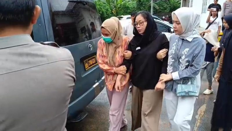 Suasana duka mendalam tergambar jelas saat istri Brigpol Arya Supena (berbaju hitam) tampak lemas dan tak kuasa menahan kesedihan, harus dipapah kerabat saat mengantar jenazah suaminya meninggalkan RS Bhayangkara Polda Lampung, Sabtu (9/5/2026). Foto: Ist.