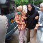 Suasana duka mendalam tergambar jelas saat istri Brigpol Arya Supena (berbaju hitam) tampak lemas dan tak kuasa menahan kesedihan, harus dipapah kerabat saat mengantar jenazah suaminya meninggalkan RS Bhayangkara Polda Lampung, Sabtu (9/5/2026). Foto: Ist.