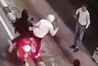 Rekaman kamera pengawas (CCTV) memperlihatkan momen aksi pencurian dengan kekerasan yang dilakukan sekelompok pelaku mengendarai sepeda motor. Aksi begal yang sempat viral ini terjadi di wilayah Jakarta dan sekitarnya. Foto: Ist.
