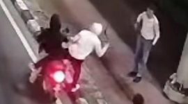 Rekaman kamera pengawas (CCTV) memperlihatkan momen aksi pencurian dengan kekerasan yang dilakukan sekelompok pelaku mengendarai sepeda motor. Aksi begal yang sempat viral ini terjadi di wilayah Jakarta dan sekitarnya. Foto: Ist.