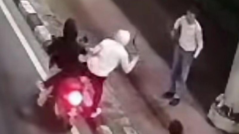 Rekaman kamera pengawas (CCTV) memperlihatkan momen aksi pencurian dengan kekerasan yang dilakukan sekelompok pelaku mengendarai sepeda motor. Aksi begal yang sempat viral ini terjadi di wilayah Jakarta dan sekitarnya. Foto: Ist.