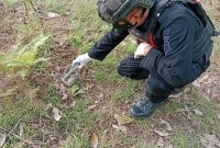 Tim Komposit Gegana Unit Jibom saat melakukan identifikasi dan penanganan granat tangan aktif tipe 5 off produksi Pindad yang ditemukan di area Perkebunan Kendenglembu, Banyuwangi, Selasa (5/5/2026). Benda berbahaya tersebut akhirnya dimusnahkan di tempat melalui peledakan terkendali. Foto: Ist.