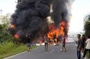 Kondisi lokasi kecelakaan maut antara bus ALS dan truk tangki di Jalan Lintas Sumatera, Kabupaten Musi Rawas Utara (Muratara). Terlihat kedua kendaraan terbakar hebat disertai asap hitam tebal menyembul ke udara, sejumlah warga tampak berkumpul di sekitar lokasi menyaksikan kejadian naas tersebut. Foto: Ist.