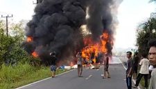Kondisi lokasi kecelakaan maut antara bus ALS dan truk tangki di Jalan Lintas Sumatera, Kabupaten Musi Rawas Utara (Muratara). Terlihat kedua kendaraan terbakar hebat disertai asap hitam tebal menyembul ke udara, sejumlah warga tampak berkumpul di sekitar lokasi menyaksikan kejadian naas tersebut. Foto: Ist.