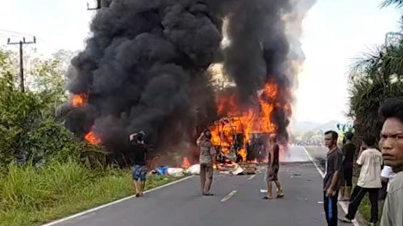 Kondisi lokasi kecelakaan maut antara bus ALS dan truk tangki di Jalan Lintas Sumatera, Kabupaten Musi Rawas Utara (Muratara). Terlihat kedua kendaraan terbakar hebat disertai asap hitam tebal menyembul ke udara, sejumlah warga tampak berkumpul di sekitar lokasi menyaksikan kejadian naas tersebut. Foto: Ist.