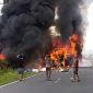 Kondisi lokasi kecelakaan maut antara bus ALS dan truk tangki di Jalan Lintas Sumatera, Kabupaten Musi Rawas Utara (Muratara). Terlihat kedua kendaraan terbakar hebat disertai asap hitam tebal menyembul ke udara, sejumlah warga tampak berkumpul di sekitar lokasi menyaksikan kejadian naas tersebut. Foto: Ist.
