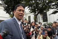 Menteri Keuangan Purbaya Yudhi Sadewa saat memberikan keterangan pers di Kompleks Istana Kepresidenan Jakarta, Selasa (5/5/2026). Ia menegaskan bahwa fondasi ekonomi nasional masih baik dengan pertumbuhan mencapai 5,61 persen, namun perbaikan nilai tukar rupiah merupakan wewenang dan tugas Bank Indonesia. Foto: Ist.