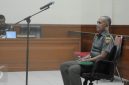 Terdakwa Brigjen Teddy Hernayadi mendengarkan pembacaan vonis di Pengadilan Militer Jakarta, Rabu (30/11). Majelis hakim menjatuhkan vonis hukuman penjara seumur hidup kepada terdakwa korupsi USD 12 juta Brigjen Teddy. Foto: Ist.