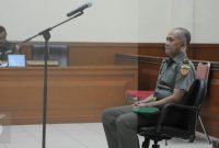 Terdakwa Brigjen Teddy Hernayadi mendengarkan pembacaan vonis di Pengadilan Militer Jakarta, Rabu (30/11). Majelis hakim menjatuhkan vonis hukuman penjara seumur hidup kepada terdakwa korupsi USD 12 juta Brigjen Teddy. Foto: Ist.