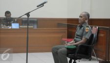 Terdakwa Brigjen Teddy Hernayadi mendengarkan pembacaan vonis di Pengadilan Militer Jakarta, Rabu (30/11). Majelis hakim menjatuhkan vonis hukuman penjara seumur hidup kepada terdakwa korupsi USD 12 juta Brigjen Teddy. Foto: Ist.