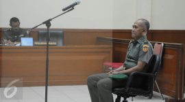 Terdakwa Brigjen Teddy Hernayadi mendengarkan pembacaan vonis di Pengadilan Militer Jakarta, Rabu (30/11). Majelis hakim menjatuhkan vonis hukuman penjara seumur hidup kepada terdakwa korupsi USD 12 juta Brigjen Teddy. Foto: Ist.