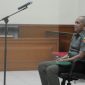Terdakwa Brigjen Teddy Hernayadi mendengarkan pembacaan vonis di Pengadilan Militer Jakarta, Rabu (30/11). Majelis hakim menjatuhkan vonis hukuman penjara seumur hidup kepada terdakwa korupsi USD 12 juta Brigjen Teddy. Foto: Ist.