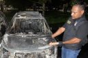 Petugas kepolisian melakukan identifikasi terhadap sisa kendaraan roda empat yang hangus terbakar akibat kerusuhan di Stadion Lukas Enembe, Jayapura, Papua, Jumat (8/5/2026) malam. Sebanyak 37 kendaraan dan fasilitas stadion rusak dibakar massa yang kecewa atas hasil pertandingan sepak bola dan keputusan wasit, sebelum aparat gabungan memulihkan situasi kembali kondusif. Foto: Ist.