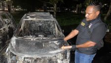 Petugas kepolisian melakukan identifikasi terhadap sisa kendaraan roda empat yang hangus terbakar akibat kerusuhan di Stadion Lukas Enembe, Jayapura, Papua, Jumat (8/5/2026) malam. Sebanyak 37 kendaraan dan fasilitas stadion rusak dibakar massa yang kecewa atas hasil pertandingan sepak bola dan keputusan wasit, sebelum aparat gabungan memulihkan situasi kembali kondusif. Foto: Ist.