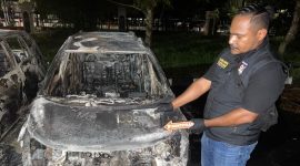Petugas kepolisian melakukan identifikasi terhadap sisa kendaraan roda empat yang hangus terbakar akibat kerusuhan di Stadion Lukas Enembe, Jayapura, Papua, Jumat (8/5/2026) malam. Sebanyak 37 kendaraan dan fasilitas stadion rusak dibakar massa yang kecewa atas hasil pertandingan sepak bola dan keputusan wasit, sebelum aparat gabungan memulihkan situasi kembali kondusif. Foto: Ist.
