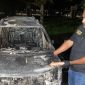 Petugas kepolisian melakukan identifikasi terhadap sisa kendaraan roda empat yang hangus terbakar akibat kerusuhan di Stadion Lukas Enembe, Jayapura, Papua, Jumat (8/5/2026) malam. Sebanyak 37 kendaraan dan fasilitas stadion rusak dibakar massa yang kecewa atas hasil pertandingan sepak bola dan keputusan wasit, sebelum aparat gabungan memulihkan situasi kembali kondusif. Foto: Ist.