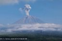 Gunung Semeru meletus dan menyemburkan kolom abu vulkanik yang membubung tinggi ke langit pada Selasa (19/5/2026). Foto: Ist.