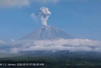 Gunung Semeru meletus dan menyemburkan kolom abu vulkanik yang membubung tinggi ke langit pada Selasa (19/5/2026). Foto: Ist.