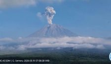 Gunung Semeru meletus dan menyemburkan kolom abu vulkanik yang membubung tinggi ke langit pada Selasa (19/5/2026). Foto: Ist.