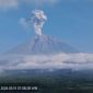 Gunung Semeru meletus dan menyemburkan kolom abu vulkanik yang membubung tinggi ke langit pada Selasa (19/5/2026). Foto: Ist.