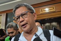 Akademisi Rocky Gerung saat memberikan keterangan pers usai menghadiri sidang kasus dugaan korupsi pengadaan Chromebook yang menjerat Nadiem Makarim di Pengadilan Negeri Jakarta Pusat, Senin (11/5/2026). Dalam kesempatan tersebut, Rocky menilai jalannya persidangan perlu dilihat dari sisi penalaran hukum dan menyoroti kinerja jaksa yang dinilai masih kesulitan menghubungkan bukti dengan tuduhan. Foto: Ist.