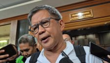 Akademisi Rocky Gerung saat memberikan keterangan pers usai menghadiri sidang kasus dugaan korupsi pengadaan Chromebook yang menjerat Nadiem Makarim di Pengadilan Negeri Jakarta Pusat, Senin (11/5/2026). Dalam kesempatan tersebut, Rocky menilai jalannya persidangan perlu dilihat dari sisi penalaran hukum dan menyoroti kinerja jaksa yang dinilai masih kesulitan menghubungkan bukti dengan tuduhan. Foto: Ist.