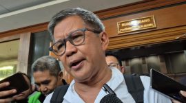 Akademisi Rocky Gerung saat memberikan keterangan pers usai menghadiri sidang kasus dugaan korupsi pengadaan Chromebook yang menjerat Nadiem Makarim di Pengadilan Negeri Jakarta Pusat, Senin (11/5/2026). Dalam kesempatan tersebut, Rocky menilai jalannya persidangan perlu dilihat dari sisi penalaran hukum dan menyoroti kinerja jaksa yang dinilai masih kesulitan menghubungkan bukti dengan tuduhan. Foto: Ist.