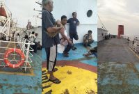 Terlihat sejumlah penumpang, sebagian besar sopir truk logistik, berkumpul dan beristirahat dengan wajah cemas menunggu kepastian waktu bersandar, sebelum akhirnya kapal tiba di Pelabuhan Panjang, Lampung, Selasa (19/5/2026).