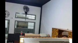Kamar sel di Lapas Kelas IIA Cilegon, Banten, yang viral di media sosial karena dianggap sangat mewah dan jauh dari gambaran sel penjara pada umumnya. Foto: Ist.