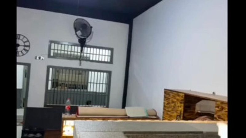 Kamar sel di Lapas Kelas IIA Cilegon, Banten, yang viral di media sosial karena dianggap sangat mewah dan jauh dari gambaran sel penjara pada umumnya. Foto: Ist.