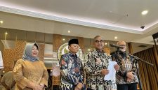 etua MPR RI Ahmad Muzani (tengah) didampingi jajaran pimpinan lembaga memberikan keterangan pers di Jakarta, Rabu (13/5/2026). Foto: Ist.