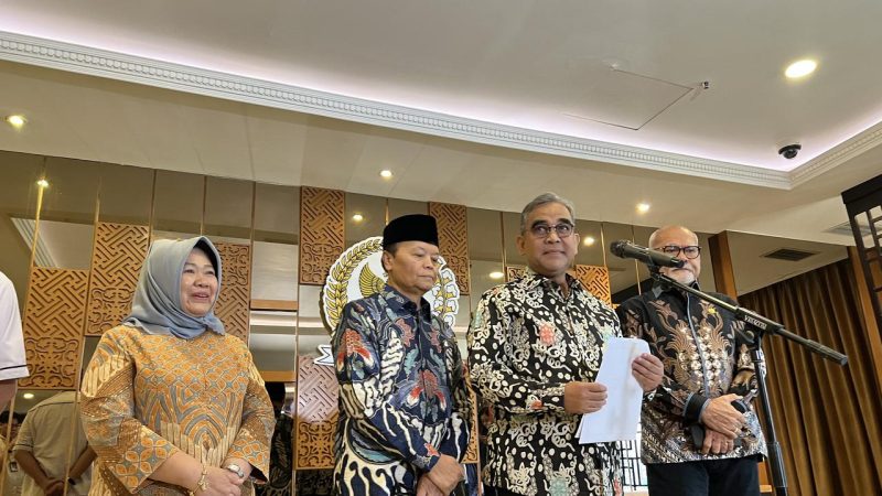 etua MPR RI Ahmad Muzani (tengah) didampingi jajaran pimpinan lembaga memberikan keterangan pers di Jakarta, Rabu (13/5/2026). Foto: Ist.