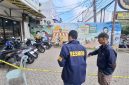Petugas kepolisian dari tim Resmob melakukan olah tempat kejadian perkara (TKP) di depan toko oleh-oleh di Jalan ZA Pagar Alam, Bandar Lampung, Sabtu (9/5/2026). Foto: Ist.